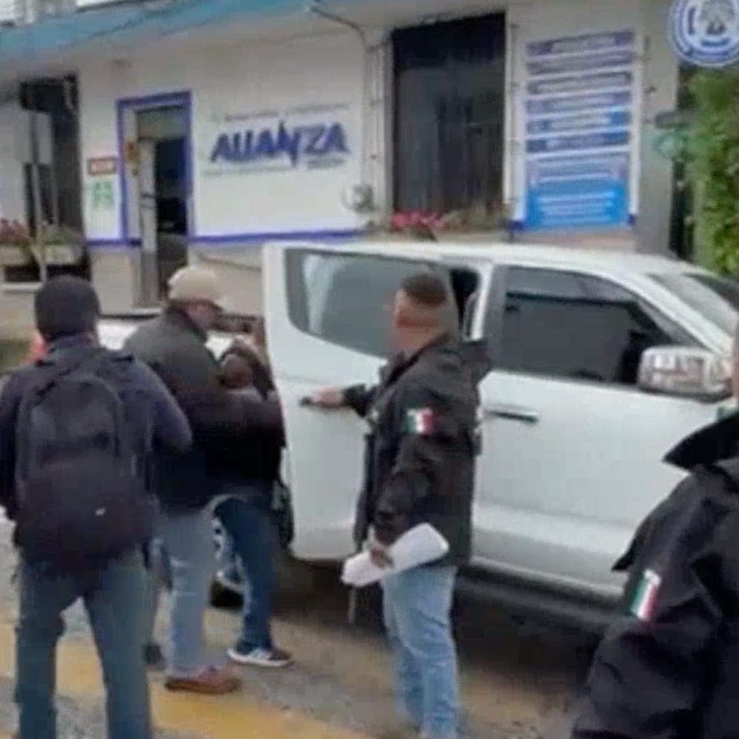 Detenido siendo subido a patrulla de la policía ministerial.