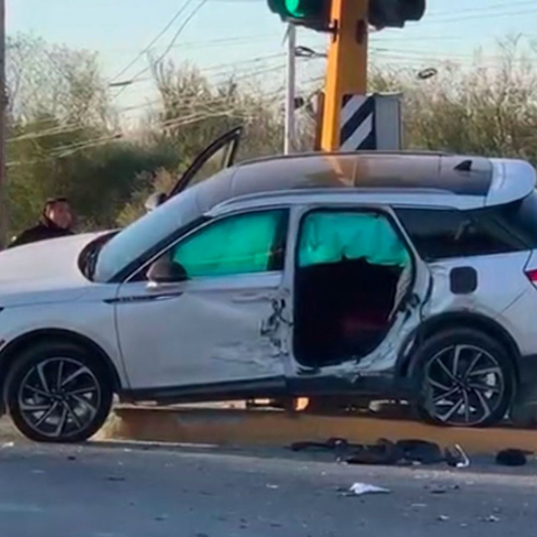 Camioneta impactada en poste de un semáforo