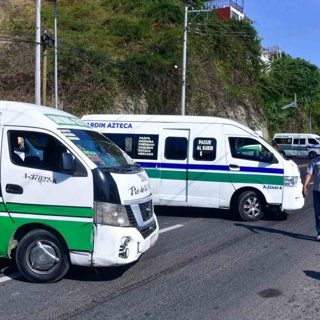 Protesta de choferes de tranporte público en Acapulco, Guerrero