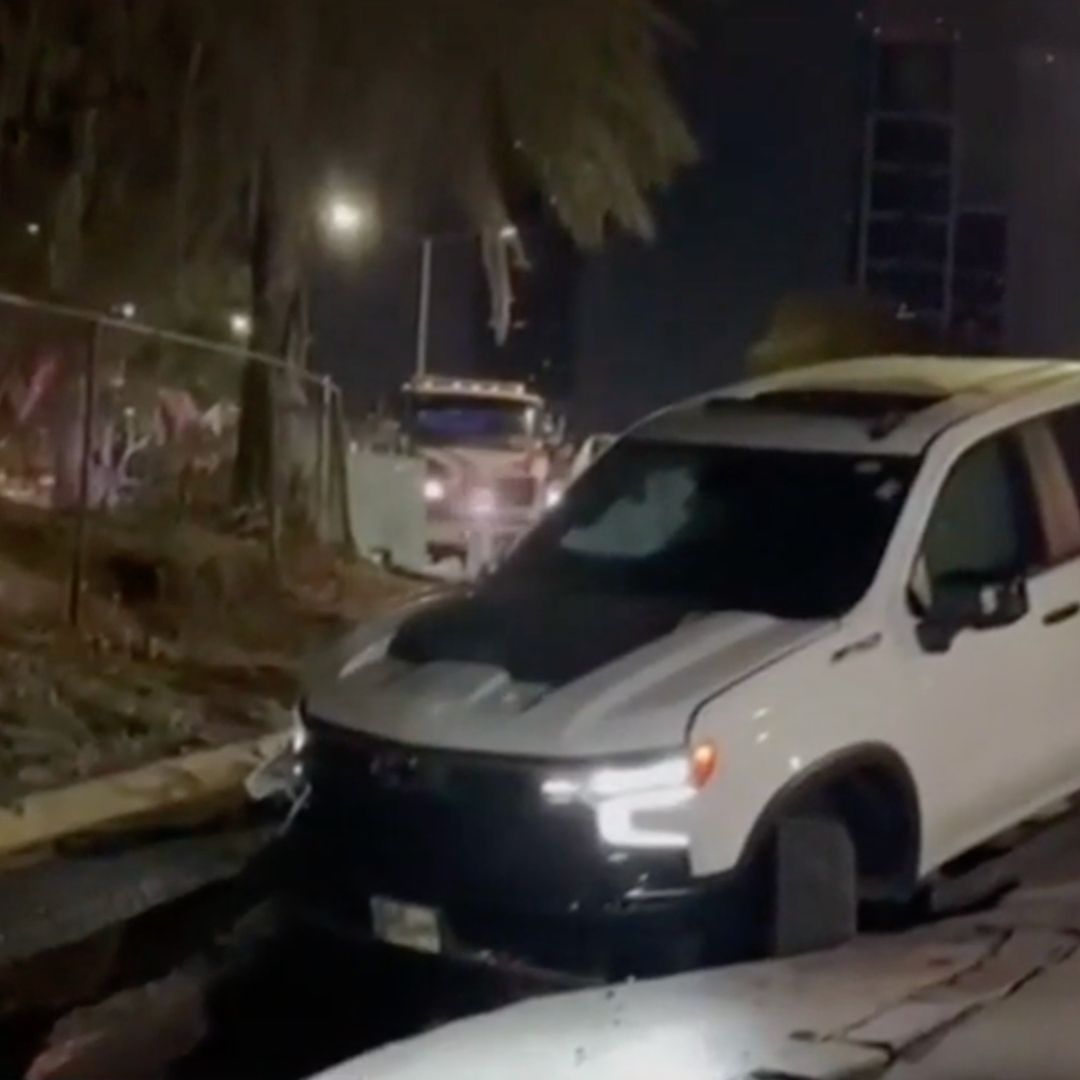 Cae camioneta a socavón
