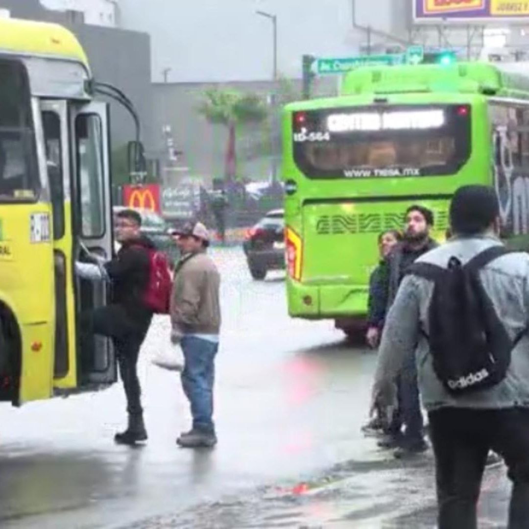 Usuarios esperando su camión en Monterrey