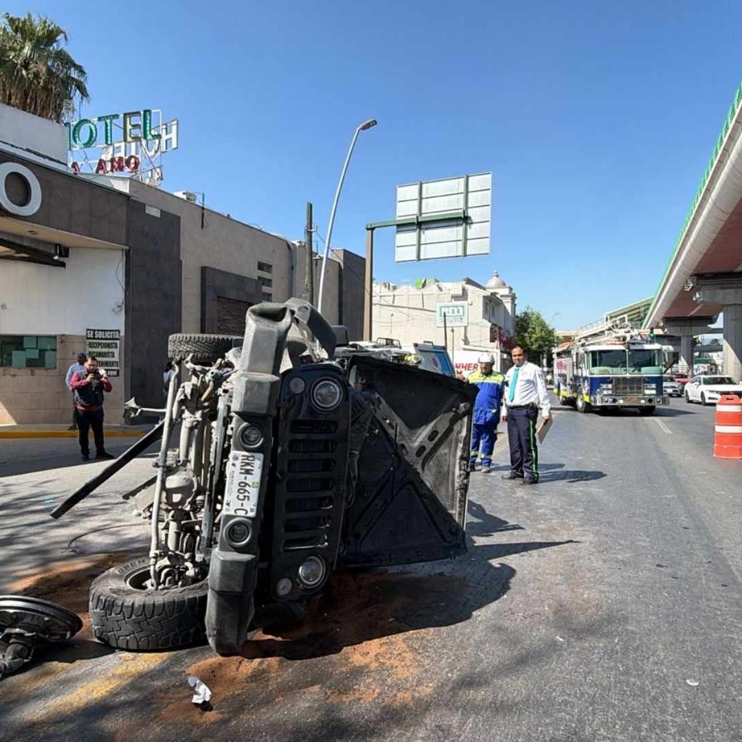 Camioneta volcada en San Nicolás