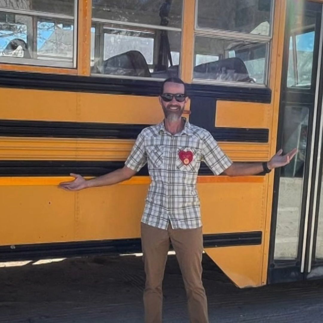 Scott McDonald Entrega Camión Escolar a Secundaria de San Felipe tras Campaña de Donación