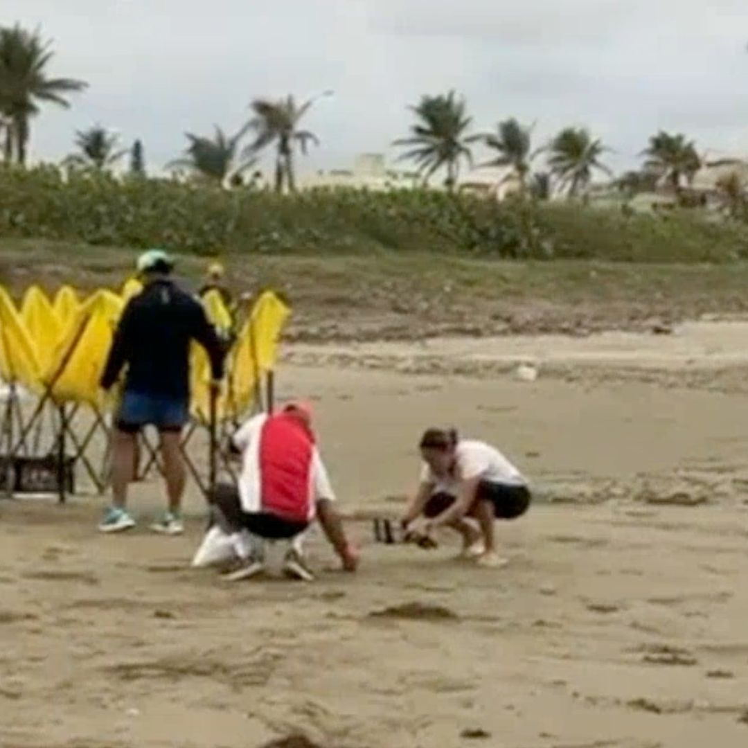 Grupo de deportistas limpiando hidrocarburo en playa de Coatzacoalcos