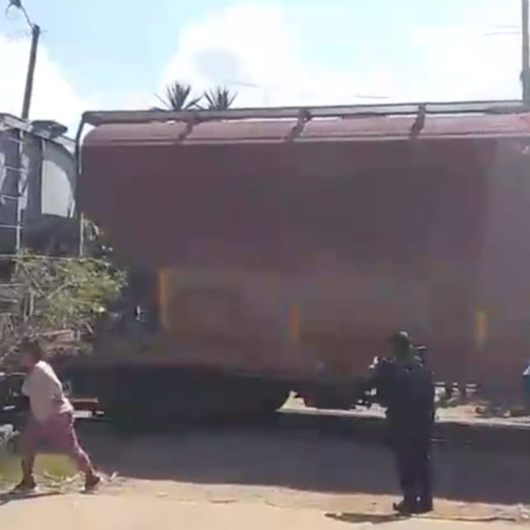 Tren Arrastra Alzadora de Caña tras Intentar Ganarle el Paso en Amatlán Veracruz Hay un Lesionado