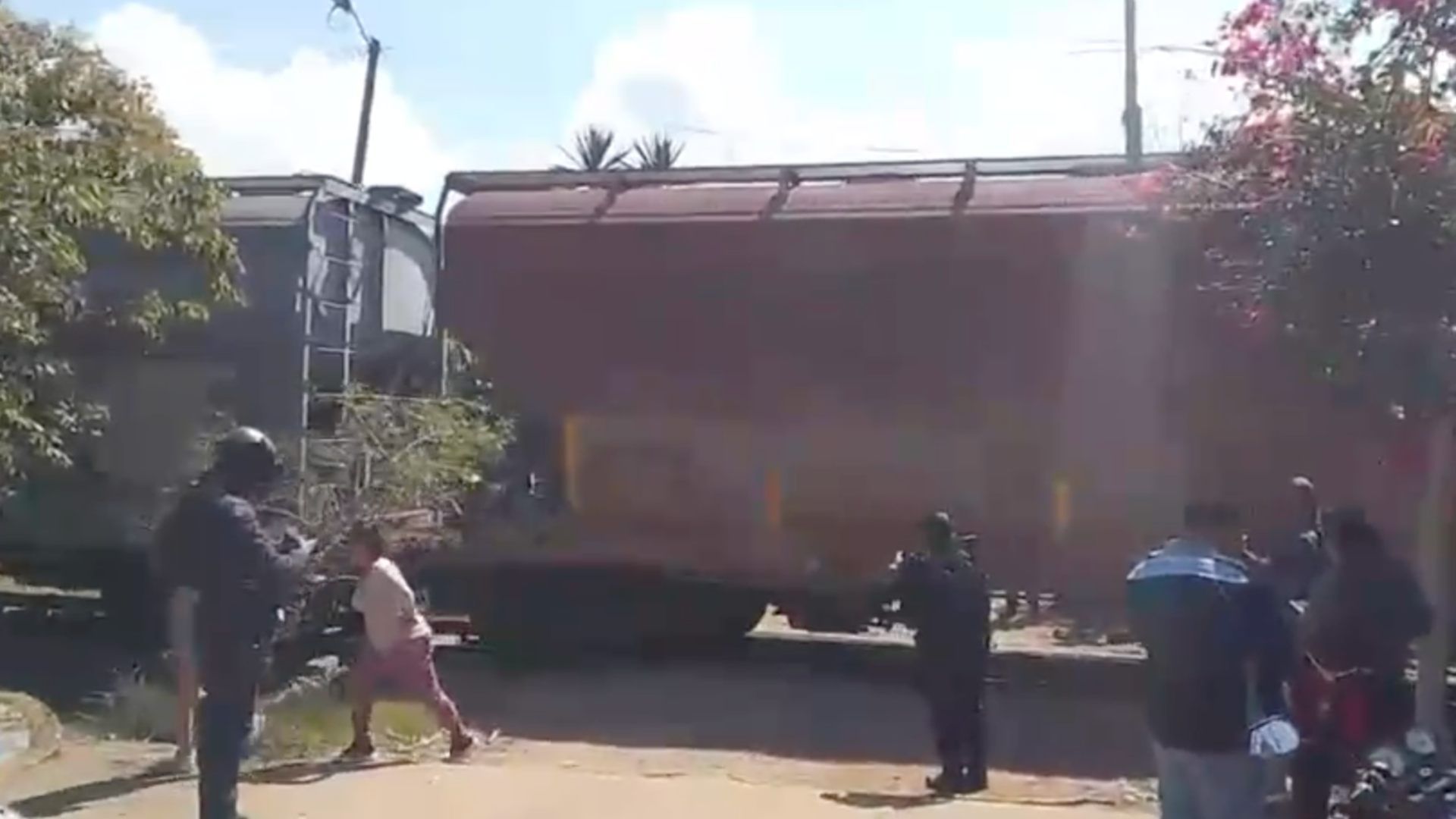 Tren Arrastra Alzadora de Caña tras Intentar Ganarle el Paso en Amatlán Veracruz Hay un Lesionado
