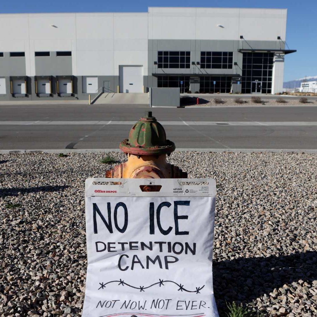 Pancarta de protesta por compra de almacén por parte del ICE para usarlo como centro de detención, en marzo 2026. Foto: Reuters