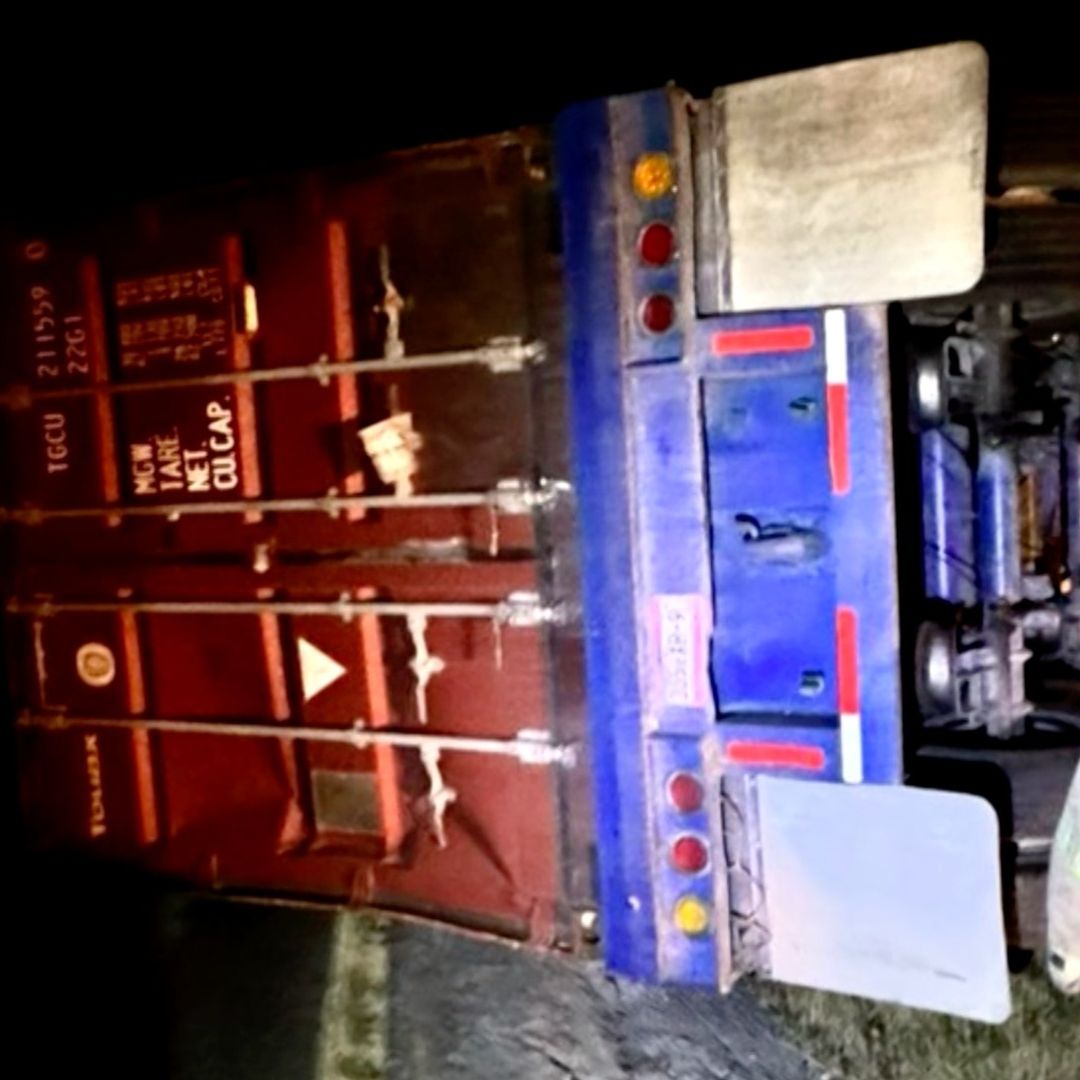 Bombero de Linares auxilia en volcadura de tráiler
