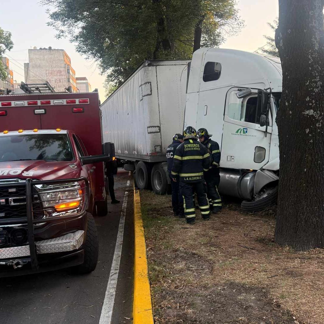 Choque de tráiler con muro de contención del Tren Ligero. Foto: N+