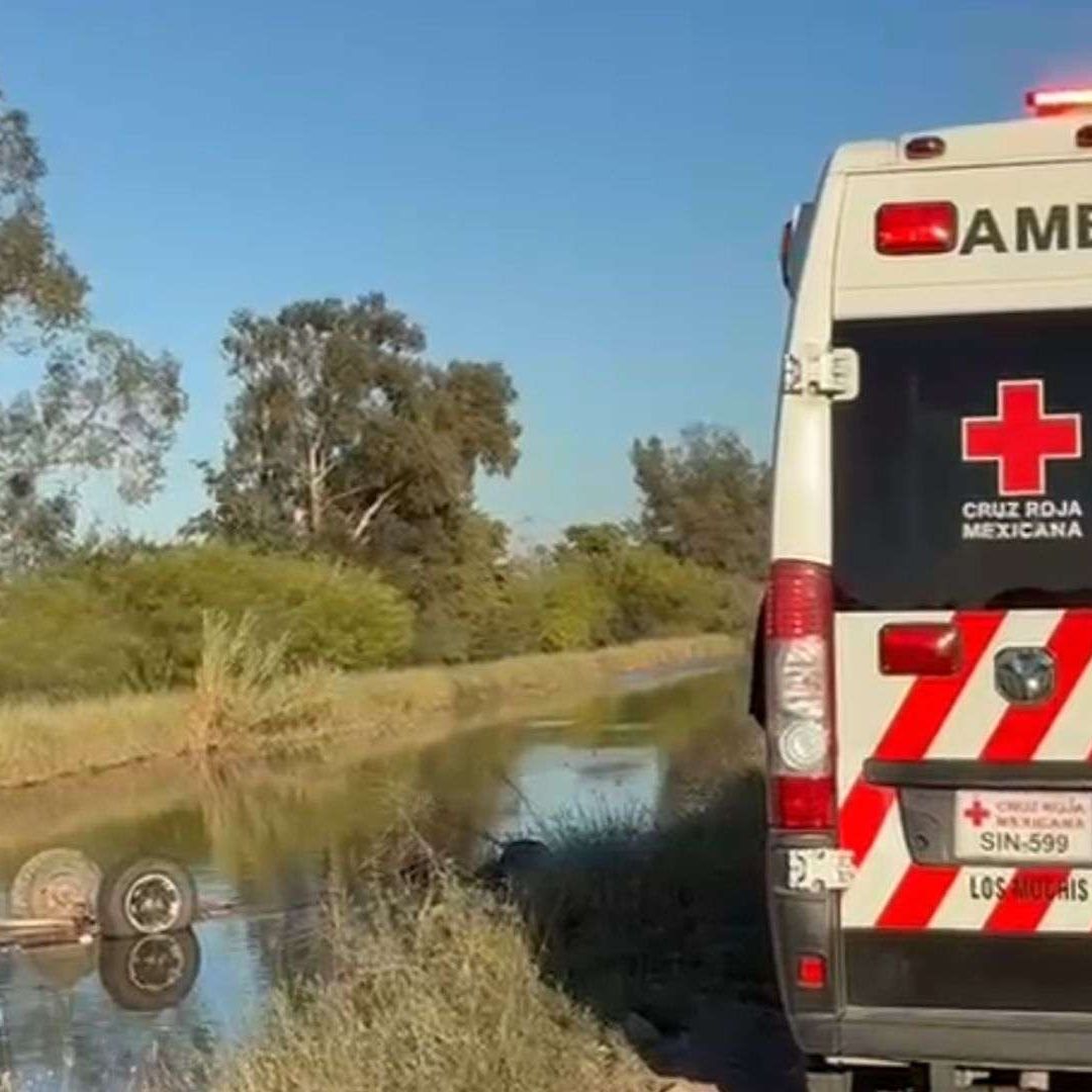 Vehículo Cae a Canal “La Japonesa” en Los Mochis, Sinaloa; Hay un Muerto