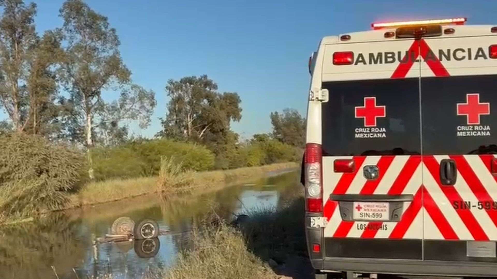 Vehículo Cae a Canal “La Japonesa” en Los Mochis, Sinaloa; Hay un Muerto