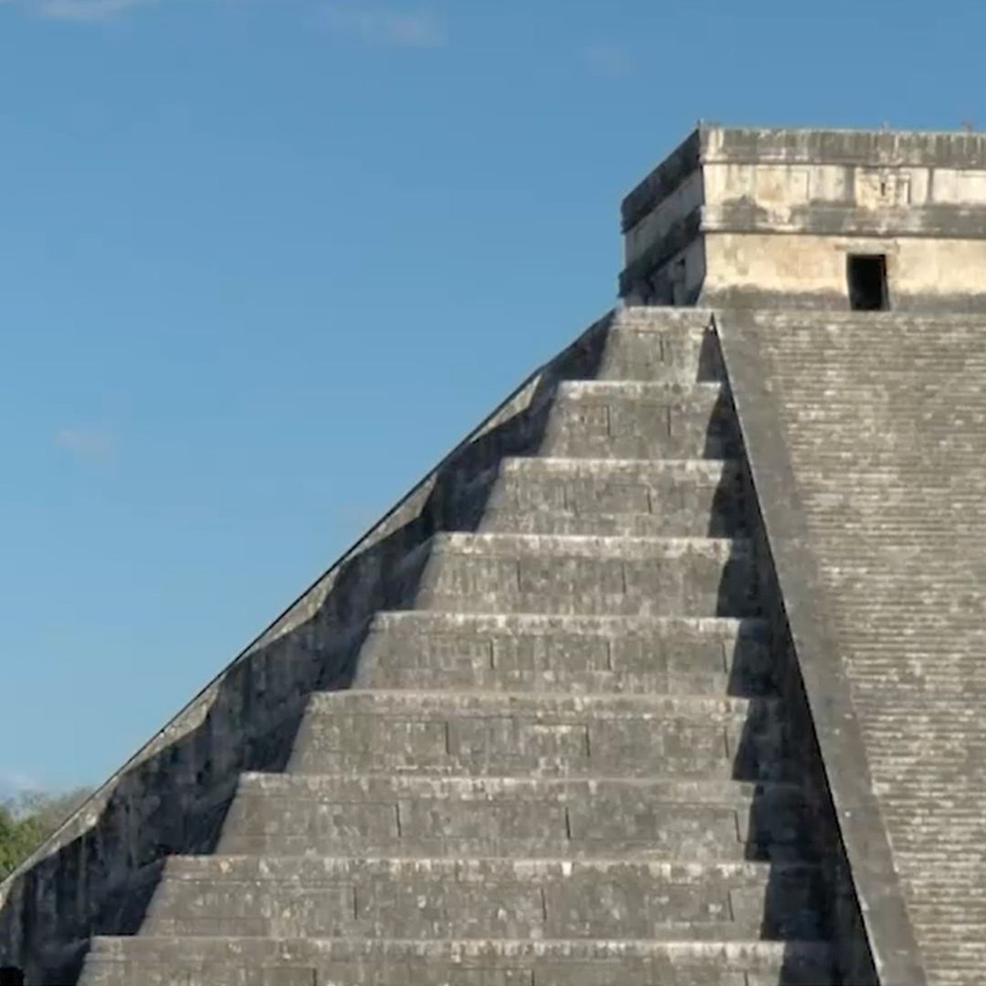 Pirámide de El Castillo en zona arqueológica de Chichén Itzá en Yucatán.