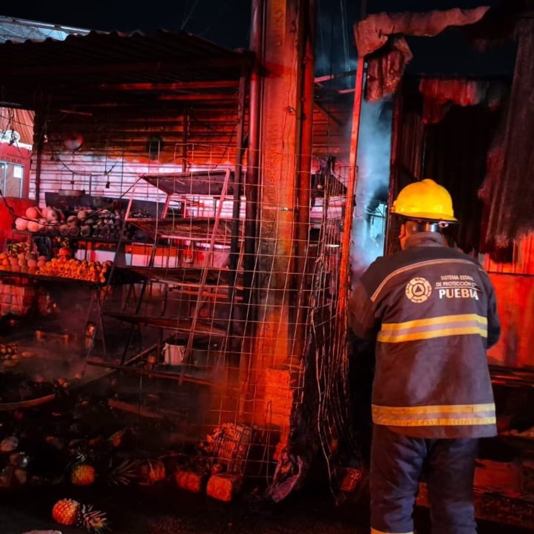 Bomberos Sofocan Incendio al Interior del Mercado Zapata en la Ciudad de Puebla