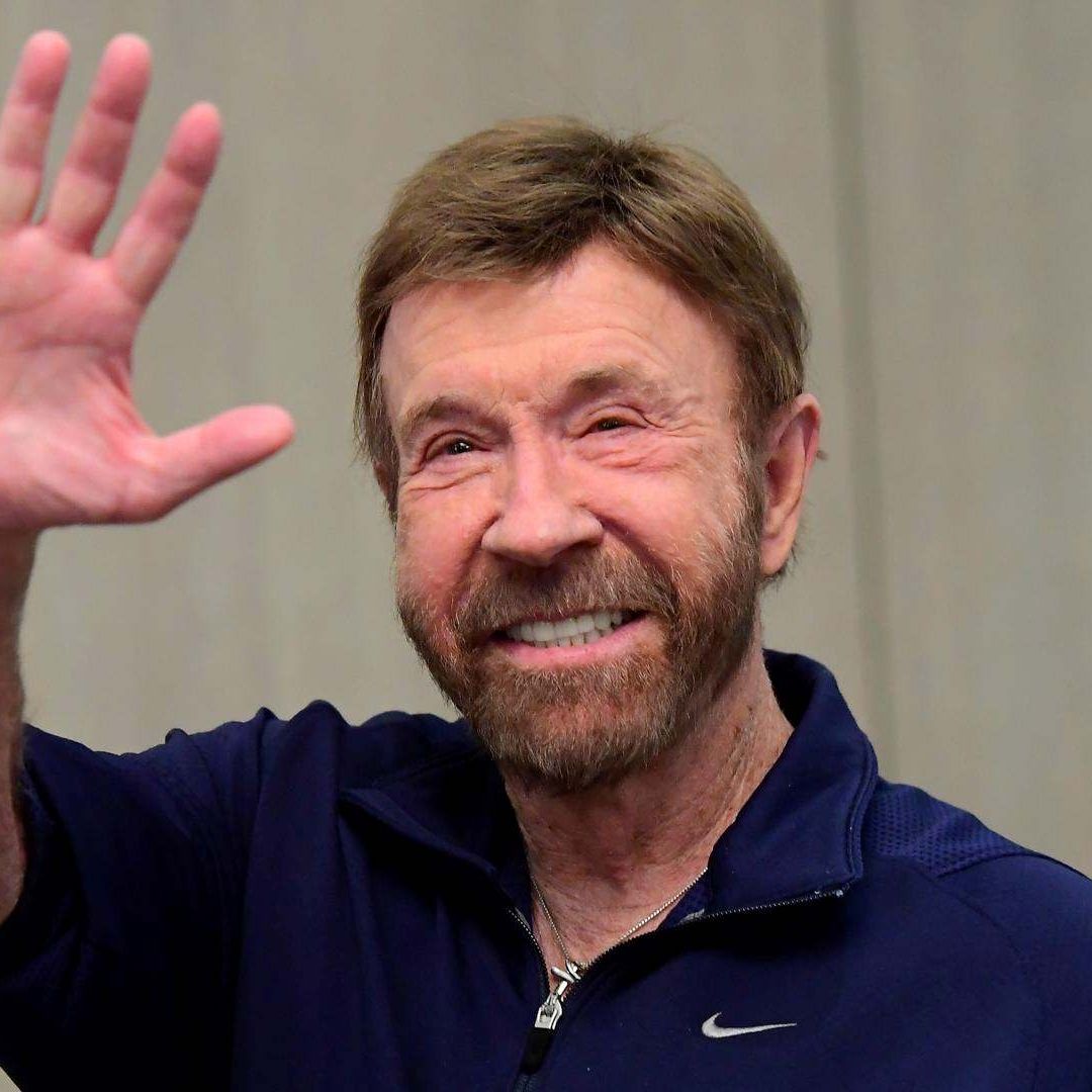 Fotografía de archivo que muestra a Chuck Norris saludando en una campaña en Budapest. Foto: EFE | Archivo