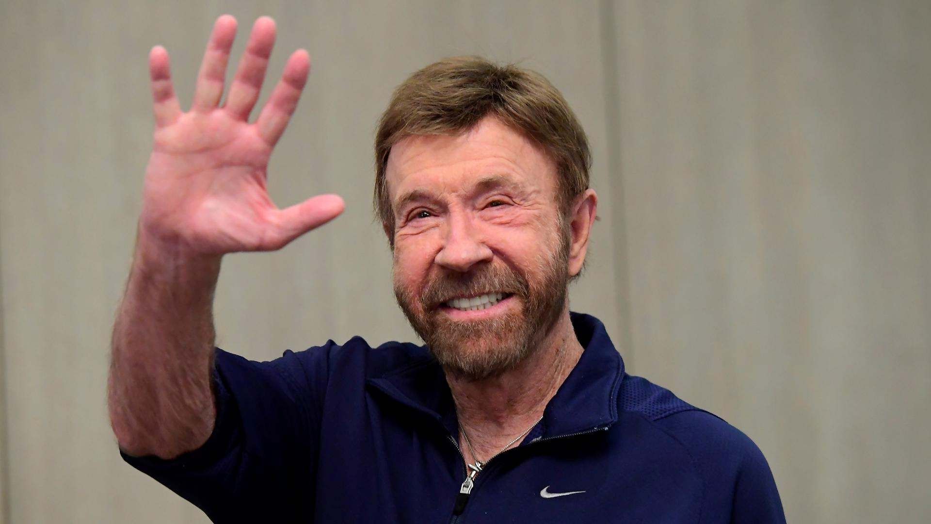 Fotografía de archivo que muestra a Chuck Norris saludando en una campaña en Budapest. Foto: EFE | Archivo