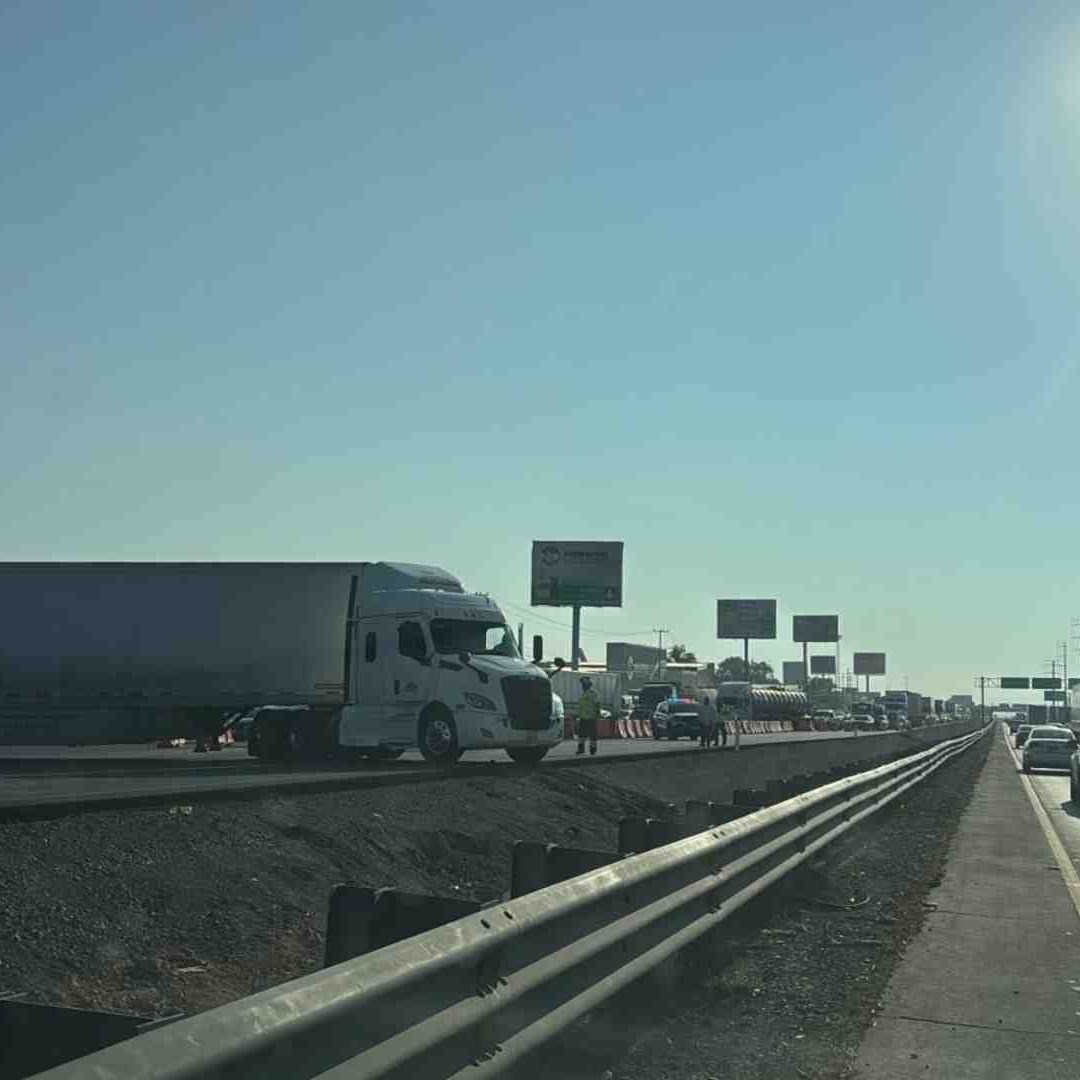 Tráiler Atravesado Genera Caos Vial en Carretera 57
