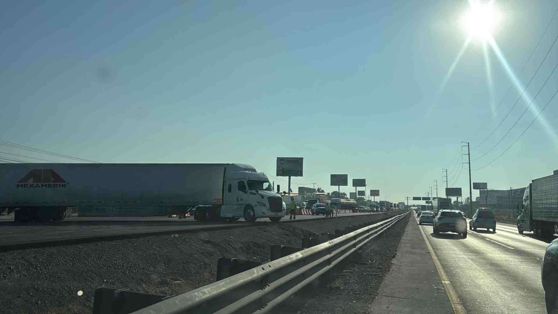 Tráiler Atravesado Genera Caos Vial en Carretera 57