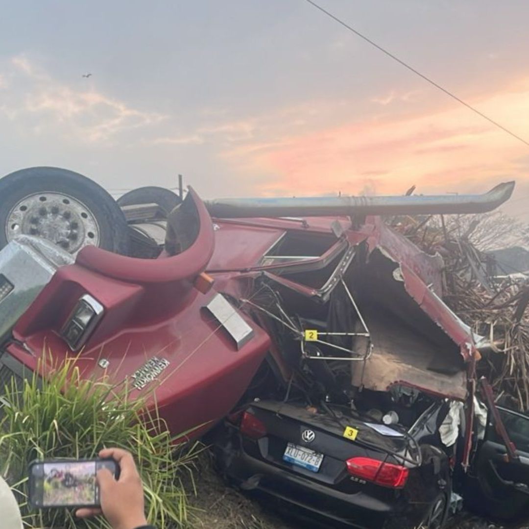 Tráiler cargado de caña pierde el control y choca contra auto particular que terminó aplastado en carretera de la zona centro de Veracruz.