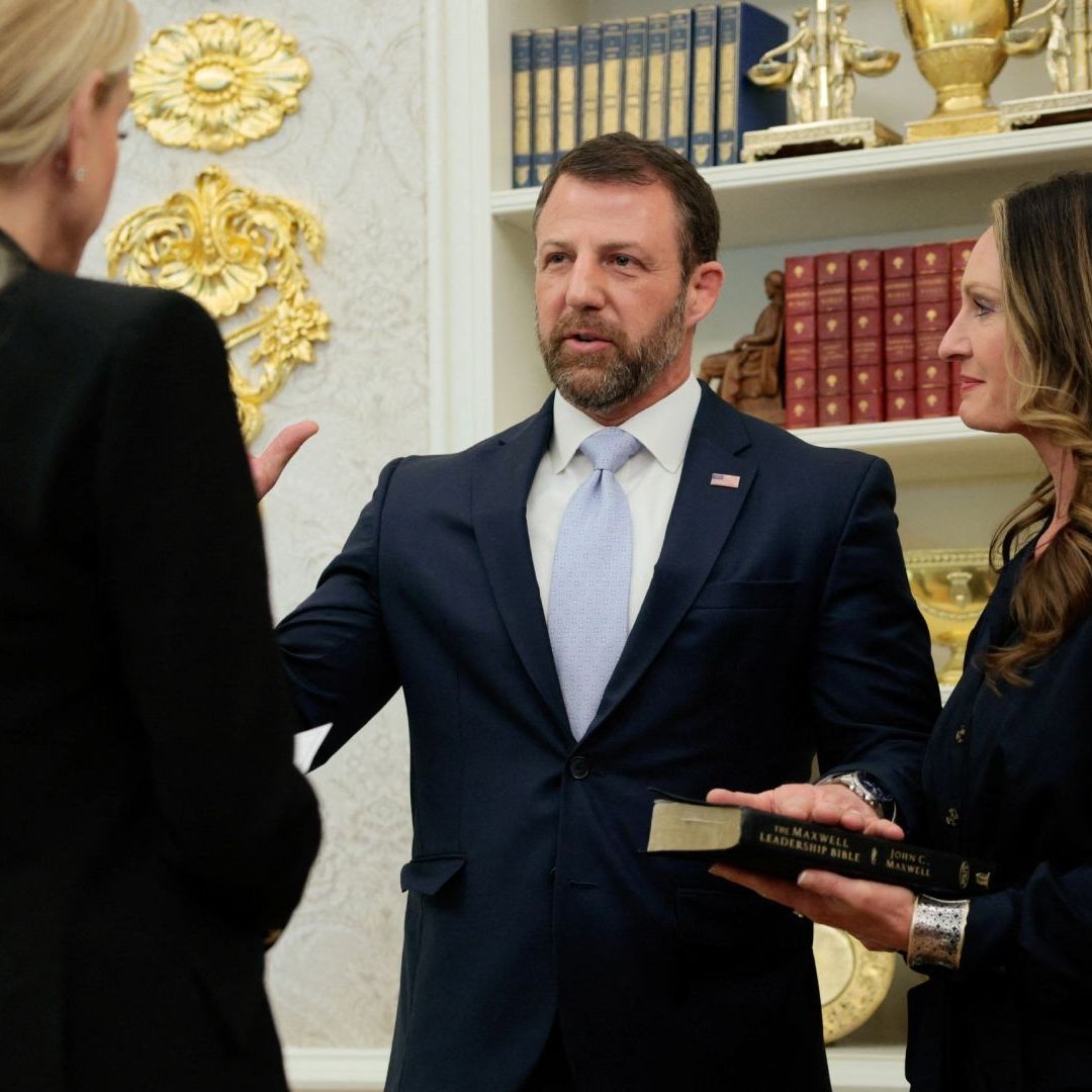 La fiscal general Pam Bondi toma juramento a Markwayne Mullin como secretario del Departamento de Seguridad Nacional.