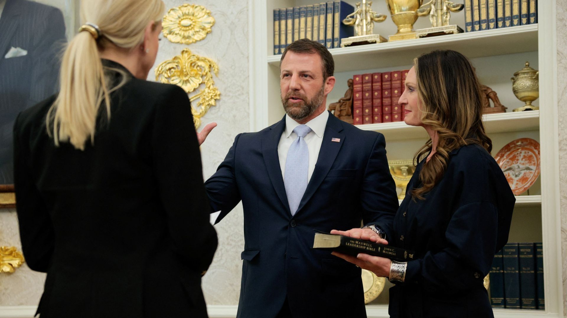 La fiscal general Pam Bondi toma juramento a Markwayne Mullin como secretario del Departamento de Seguridad Nacional.