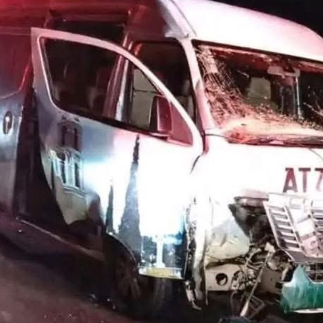 Accidente Autopista Cuacnopalan Oaxaca Camioneta y Combi Ruta Atzompa Deja un Caballo Muerto