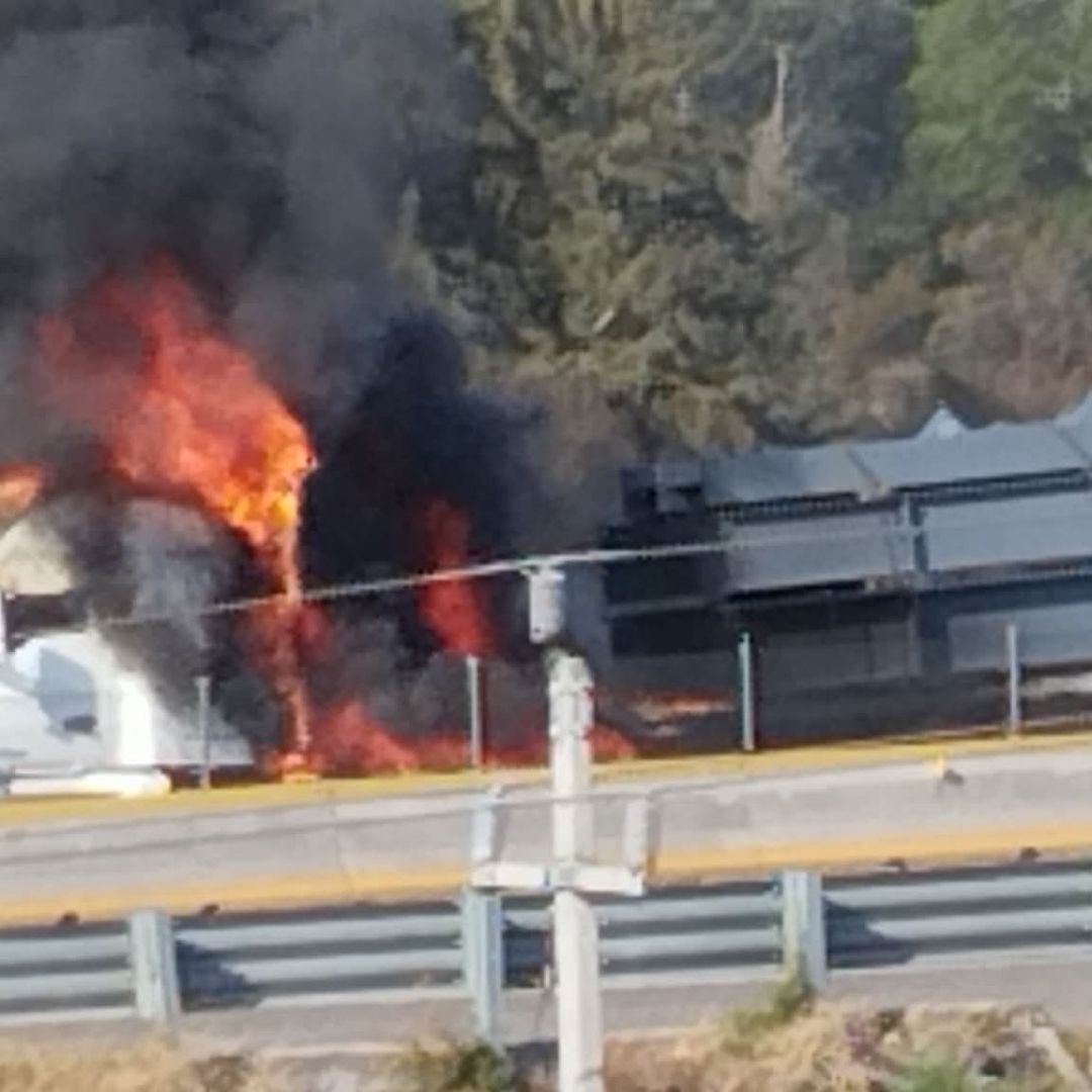 Accidente autopista México-Puebla Incendio Tráiler y Choque Camioneta