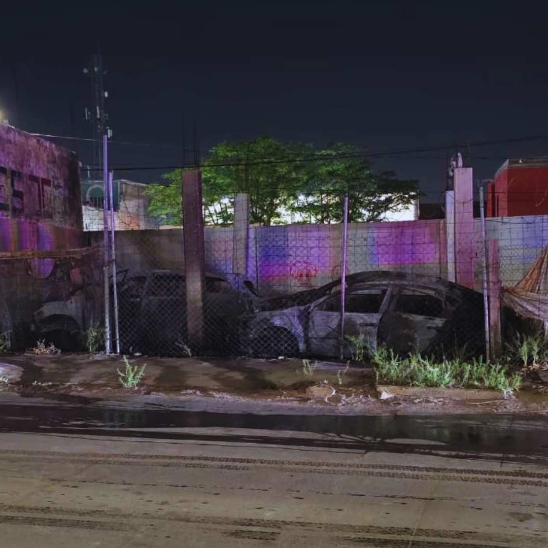 Incendio consume vehículos en yonke de la colonia La Perla
