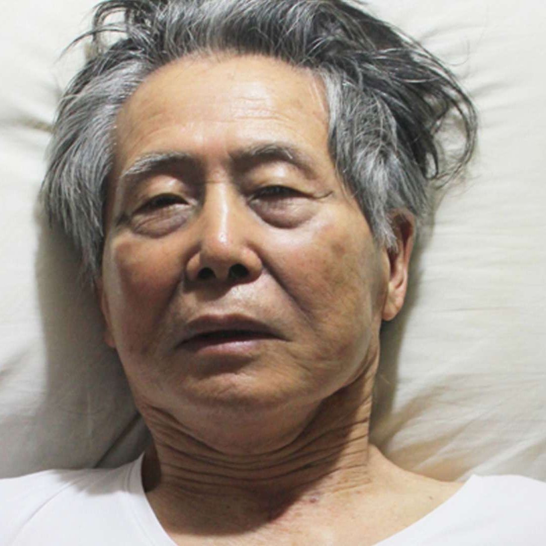 El expresidente peruano, Alberto Fujimori, acostado en una cama en prisión