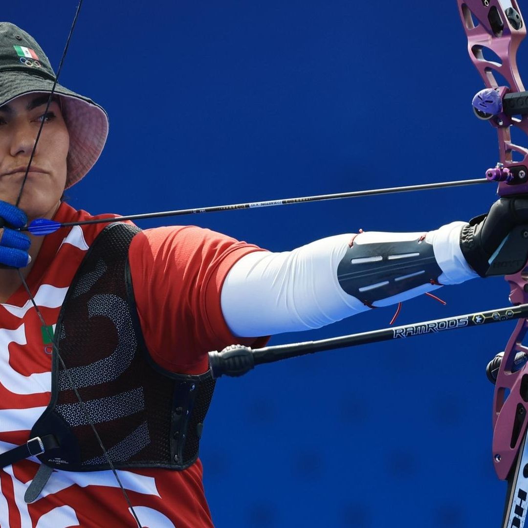 Alejandra Valencia durante competencia de tiro con arco mixto en París 2024.