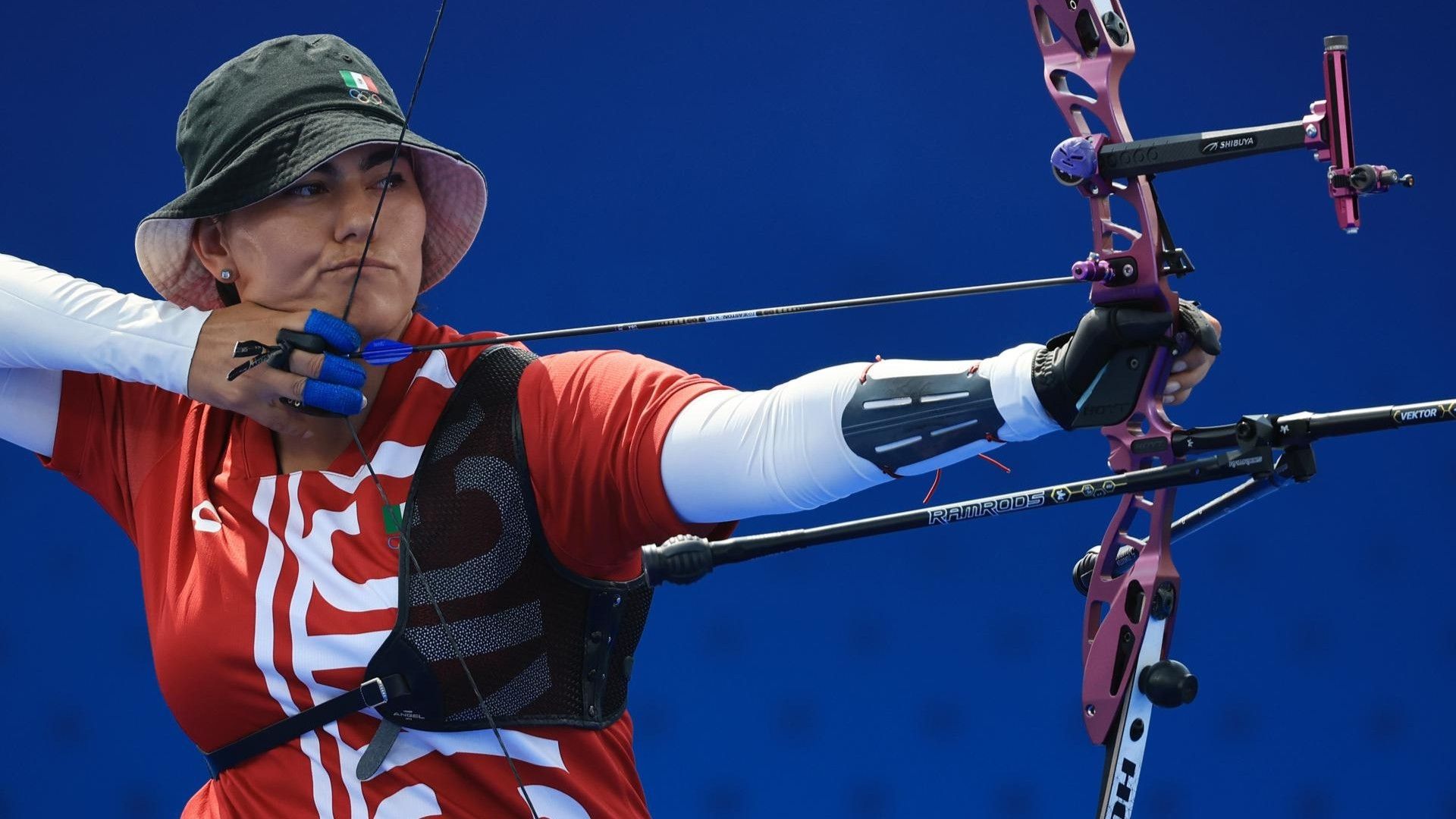 Alejandra Valencia durante competencia de tiro con arco mixto en París 2024.