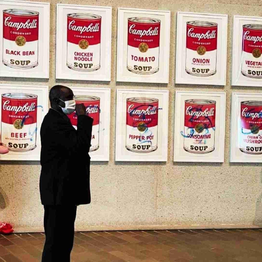 Activistas climáticos se pegan a obra de Warhol