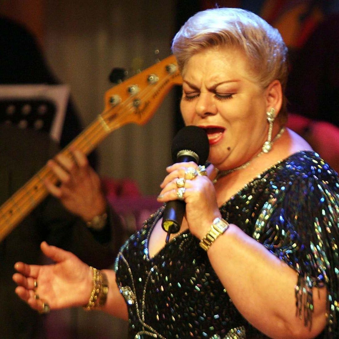 Paquita la del Barrio cantando en un bar de la CDMX en 2005