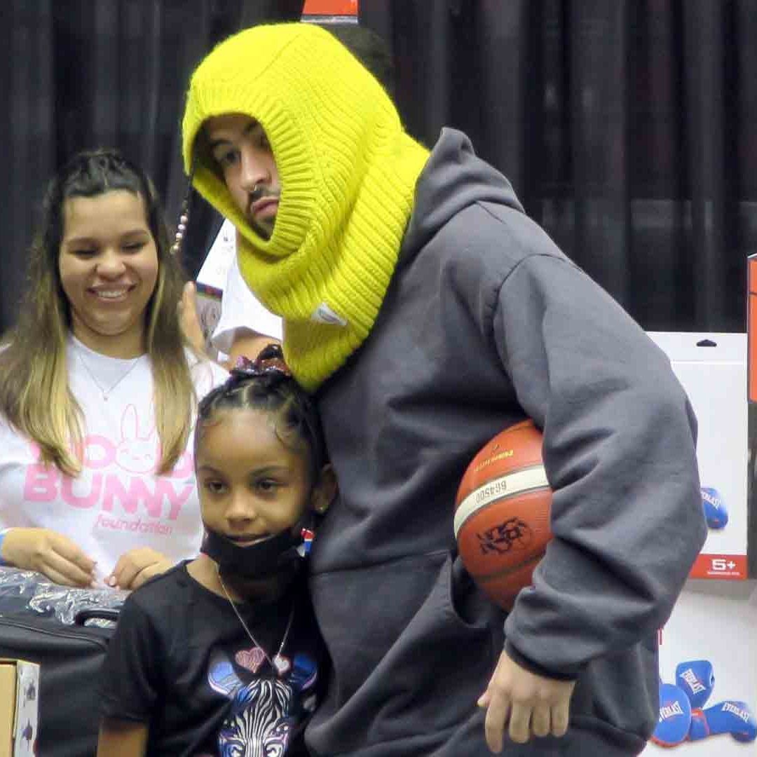 Bad Bunny se tomó fotos con sus fanáticos durante el evento