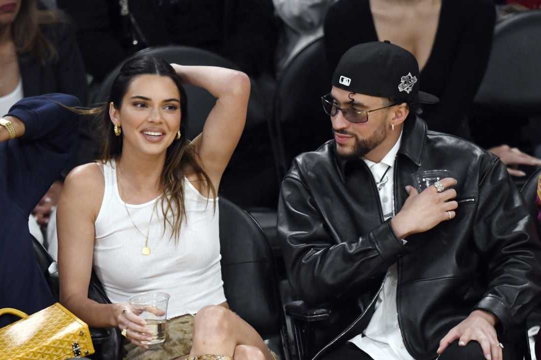 Bad Bunny y Kendall Jenner durante juego de los Lakers