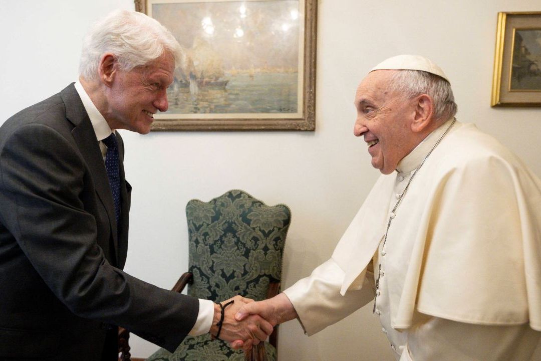 El exmandatario ya pasó por el Vaticano en 1994, cuando estaba en el poder, para participar en una audiencia con el entonces papa Juan Pablo II acompañado por su esposa, Hillary Clinton.