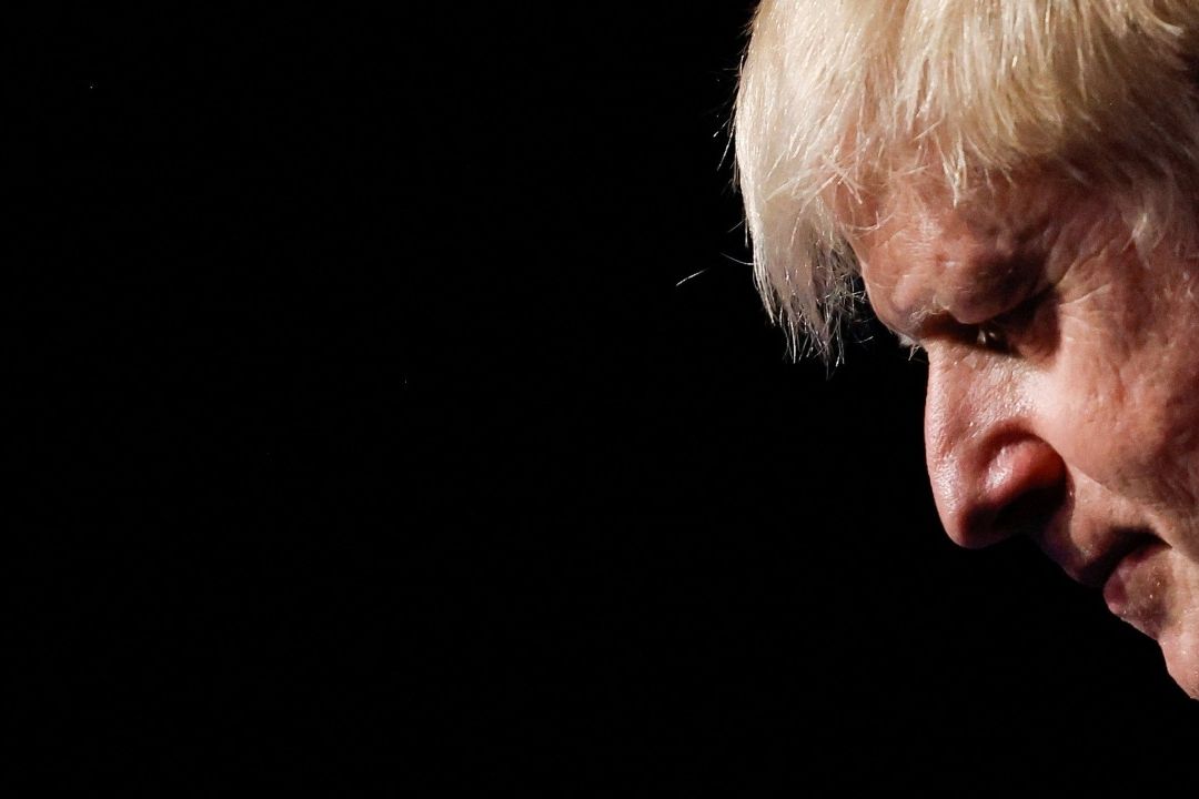 Johnson, cuya carrera ha sido una montaña rusa de escándalos y remontadas, llevó a los conservadores a una victoria aplastante en 2019, pero su propio partido lo obligó a salir menos de 3 años después