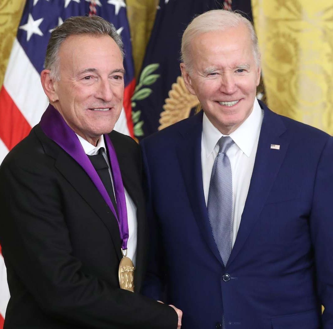 Biden entrega medalla a Bruce Springsteen y José Feliciano