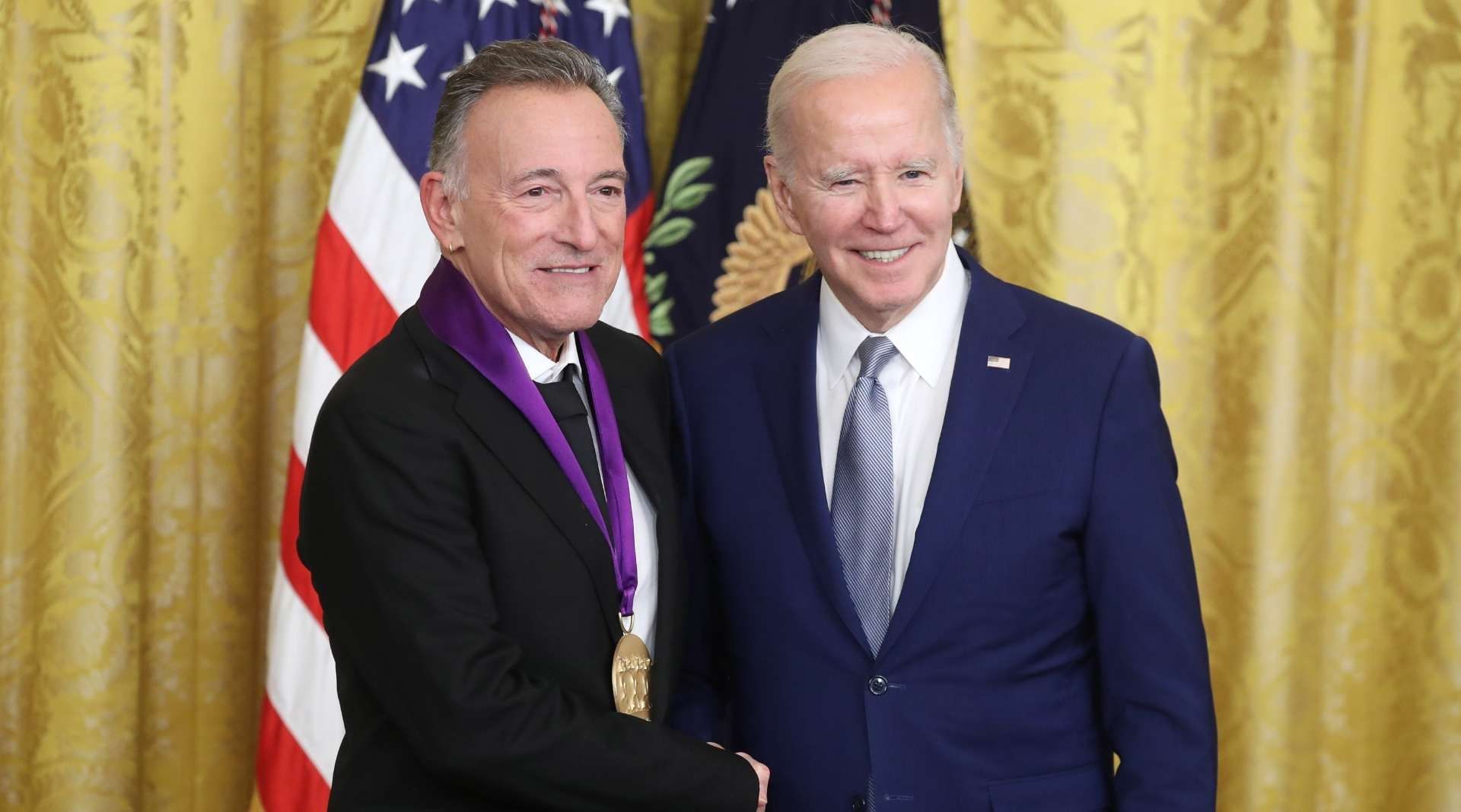 Biden entrega medalla a Bruce Springsteen y José Feliciano