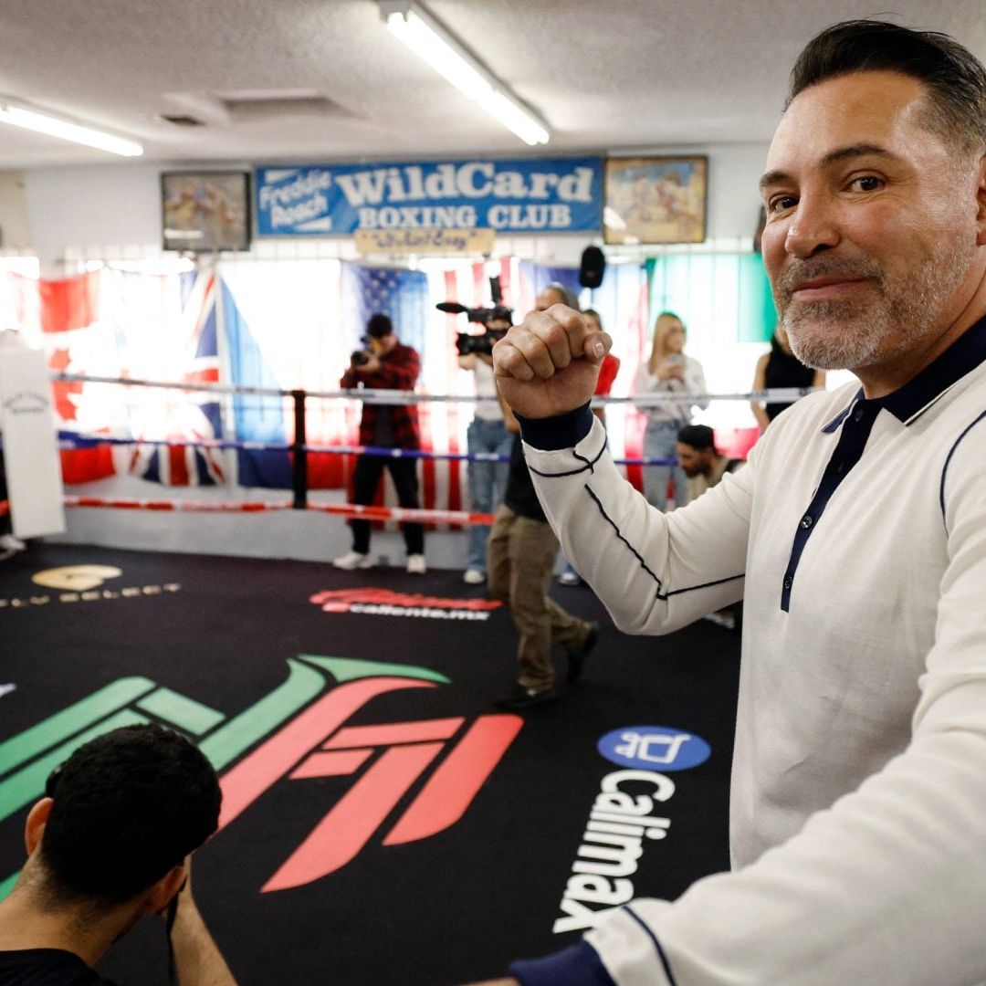 Oscar de la Hoya estuvo en el campamento de Jaime Munguía, próximo rival del Canelo. Foto: AFP
