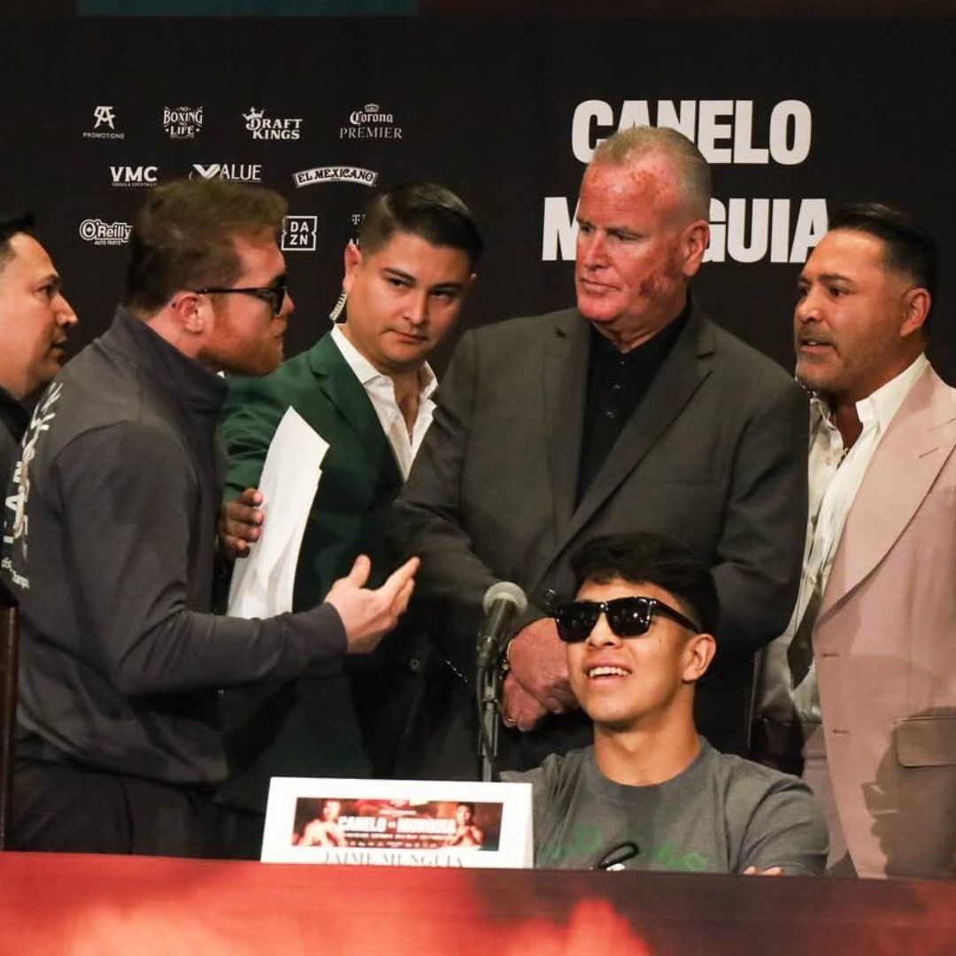 Canelo Álvarez y Oscar de la Hoya terminaron su relación laboral en malos términos. Foto: Zanfer Boxing