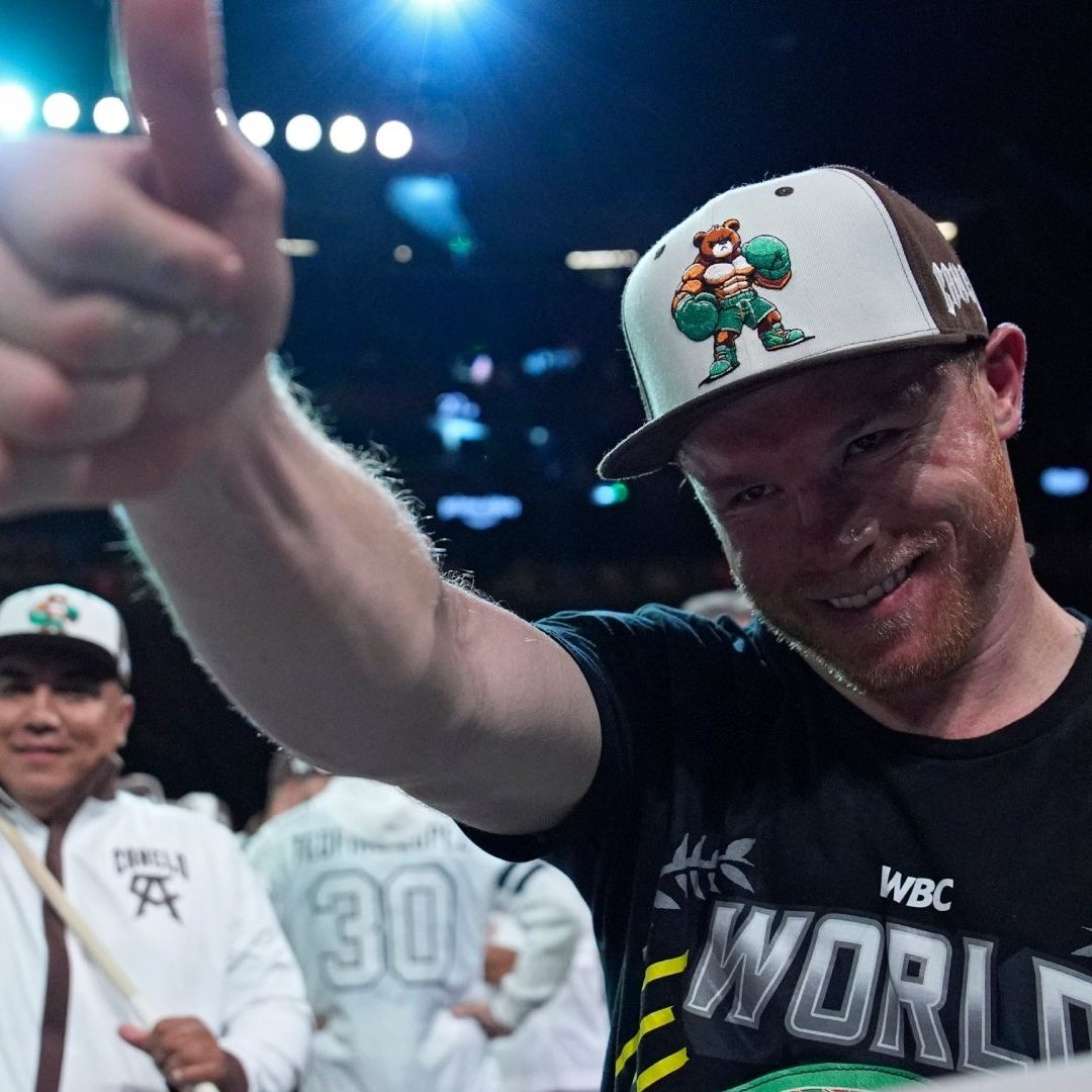 Aunque no lo habla al ciento por ciento, Canelo Álvarez se da a entender en el idioma inglés. Foto AP