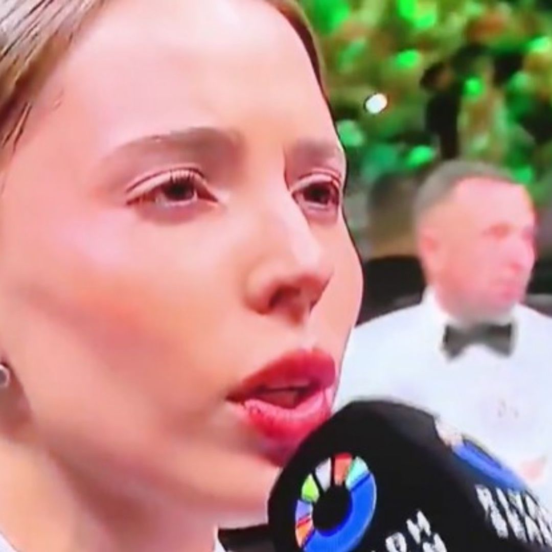 Ovacionan a Majo Aguilar por interpretación del himno nacional.