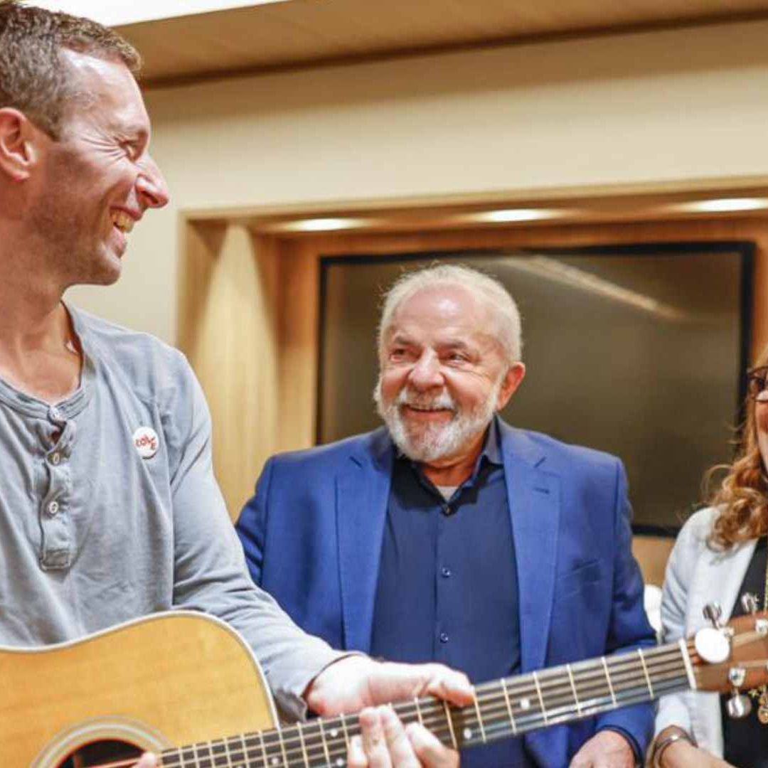 Chris Martin, Líder de Coldplay, Regala Guitarra a Lula da Silva