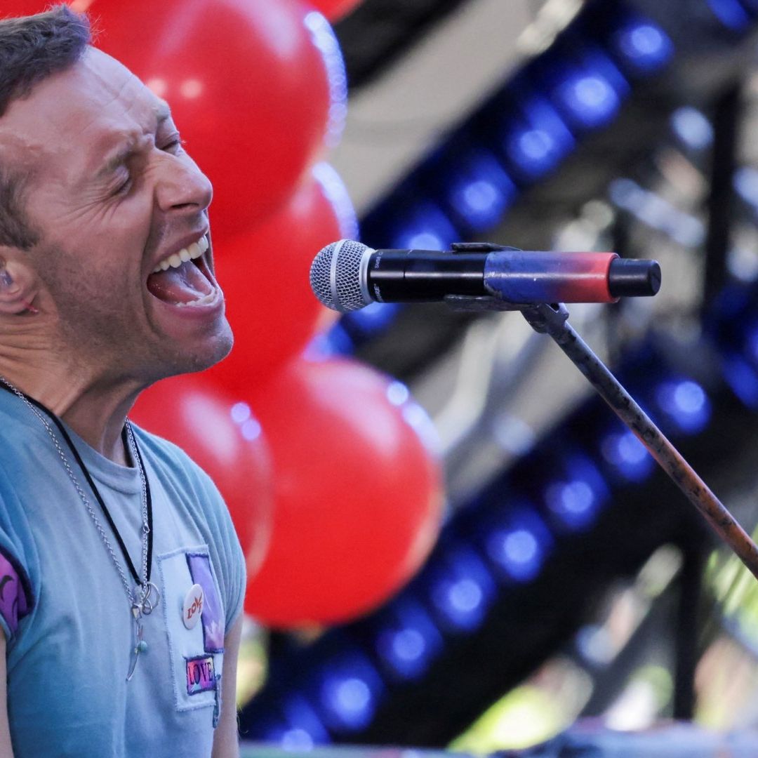 Chris Martin, de Coldplay, sufre caída en el escenario