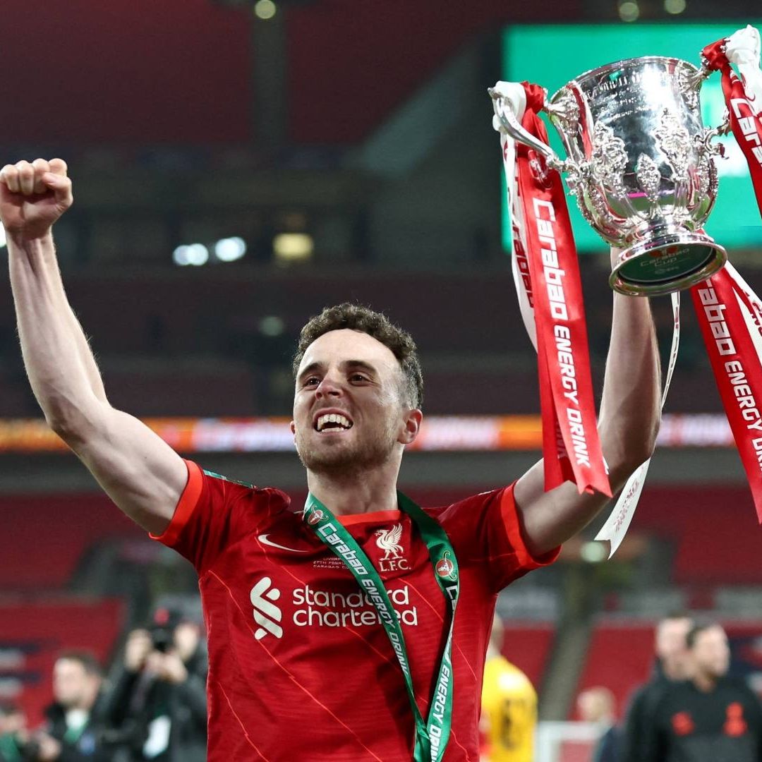 Diogo Jota del Liverpool celebra con el trofeo tras ganar la Copa Carabao en febrero 2022