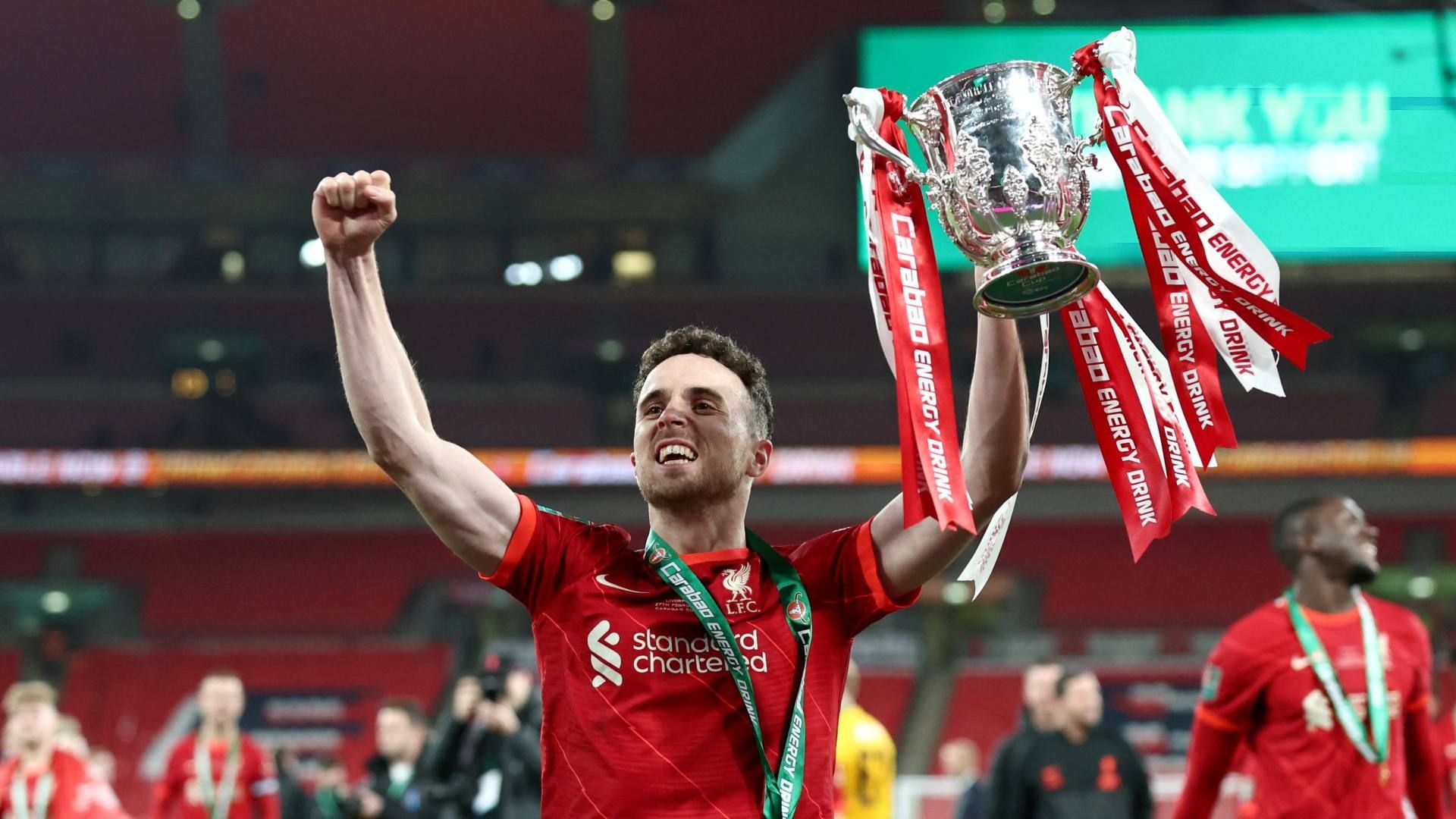 Diogo Jota del Liverpool celebra con el trofeo tras ganar la Copa Carabao en febrero 2022