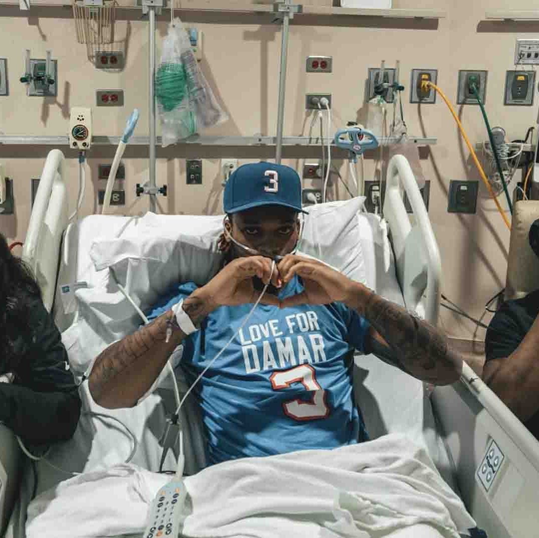 El jugador de los Bills de Búfalo compartió en redes esta imagen durante su estancia en el hospital