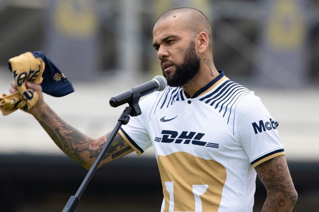 La juez que investiga al exjugador brasileño del FC Barcelona, Dani Alves, acordó mantenerlo en prisión, donde ingresó el pasado 20 de enero de 2023