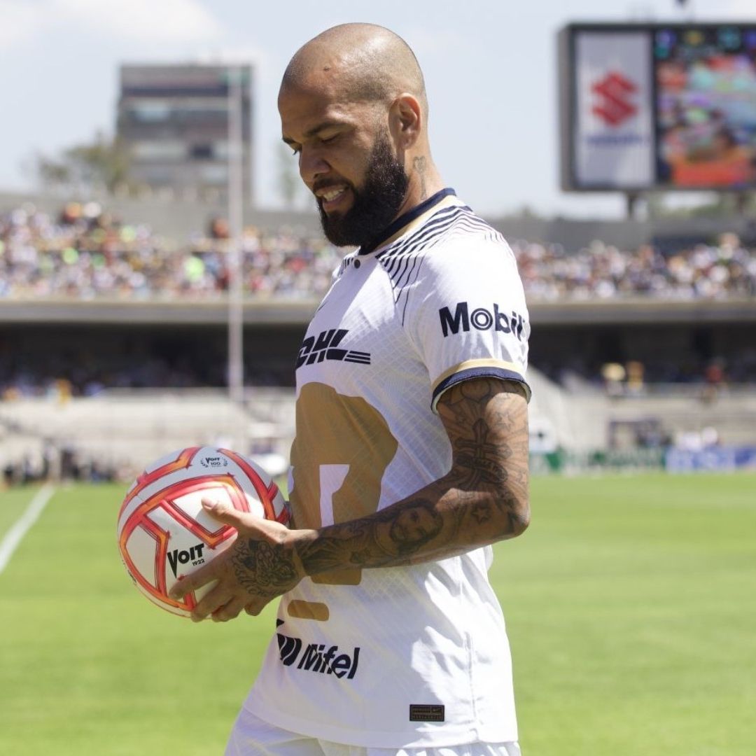 Dani Alves llegó a Pumas en julio del 2022, pero meses después fue encarcelado durante un viaje a España.