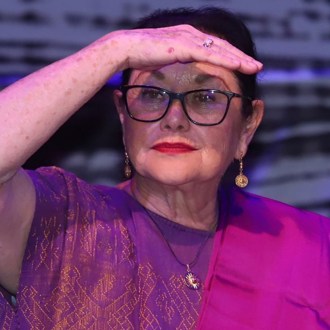 Angélica Aragón se cubre los ojos para ver mejor